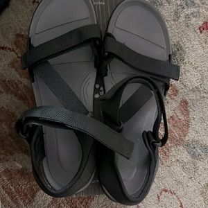 New open box size 9 women’s black sports sandal